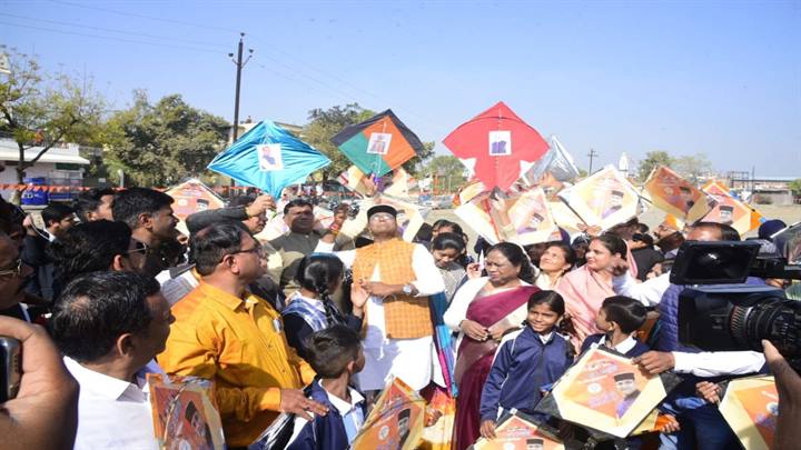 मकर संक्रांति पर नरेला पतंग महोत्सव में मंत्री श्री सारंग ने उड़ाई पतंग